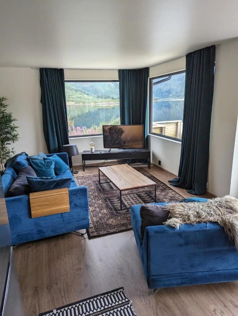 Nydelig Hytte Med Fantastisk Beliggenhet Ved Sjoen Villa Laupstad Bagian luar foto