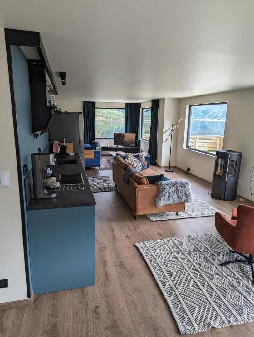 Nydelig Hytte Med Fantastisk Beliggenhet Ved Sjoen Villa Laupstad Bagian luar foto