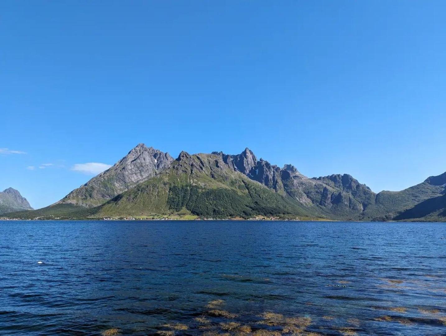 Nydelig Hytte Med Fantastisk Beliggenhet Ved Sjoen Villa Laupstad Bagian luar foto