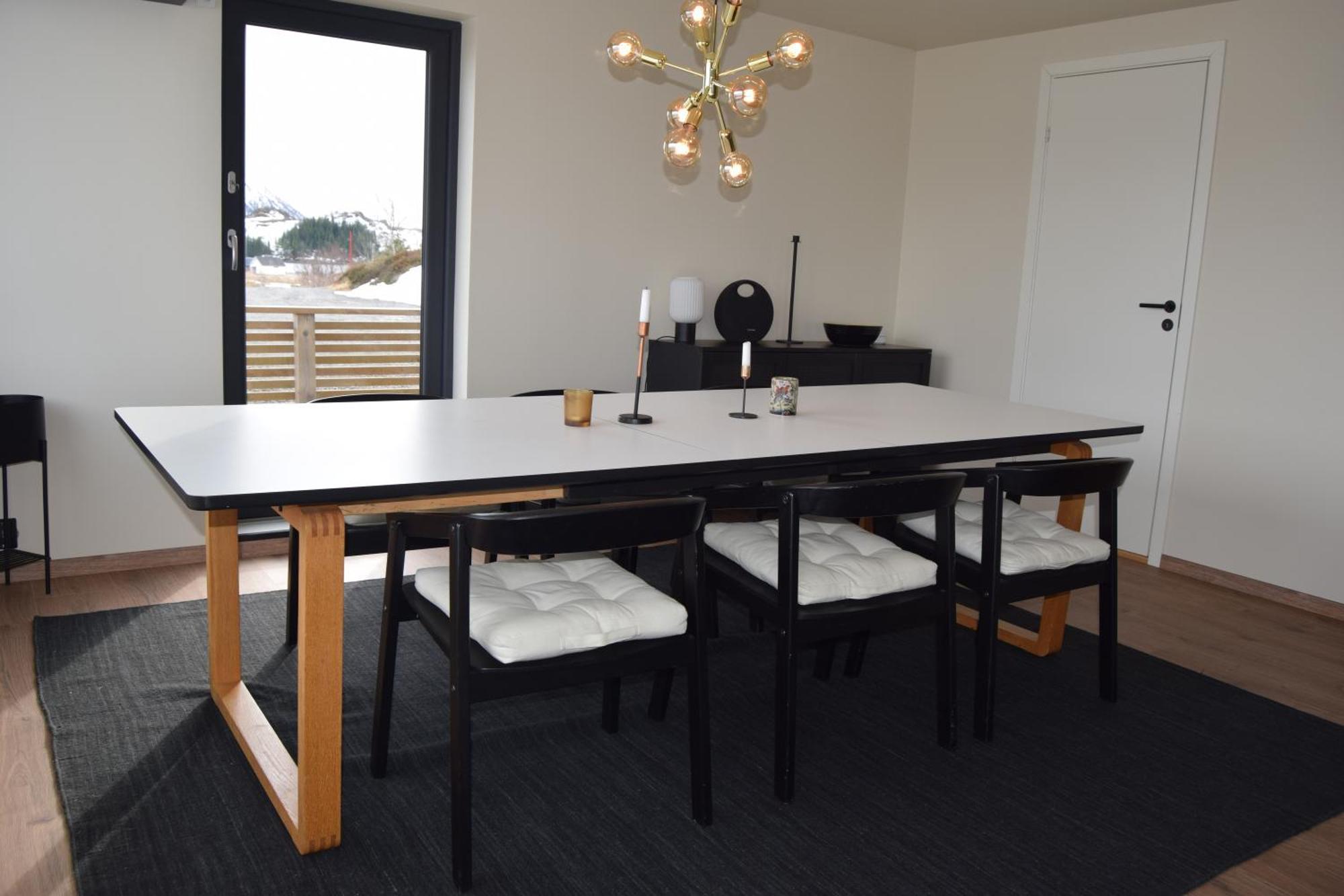 Nydelig Hytte Med Fantastisk Beliggenhet Ved Sjoen Villa Laupstad Bagian luar foto
