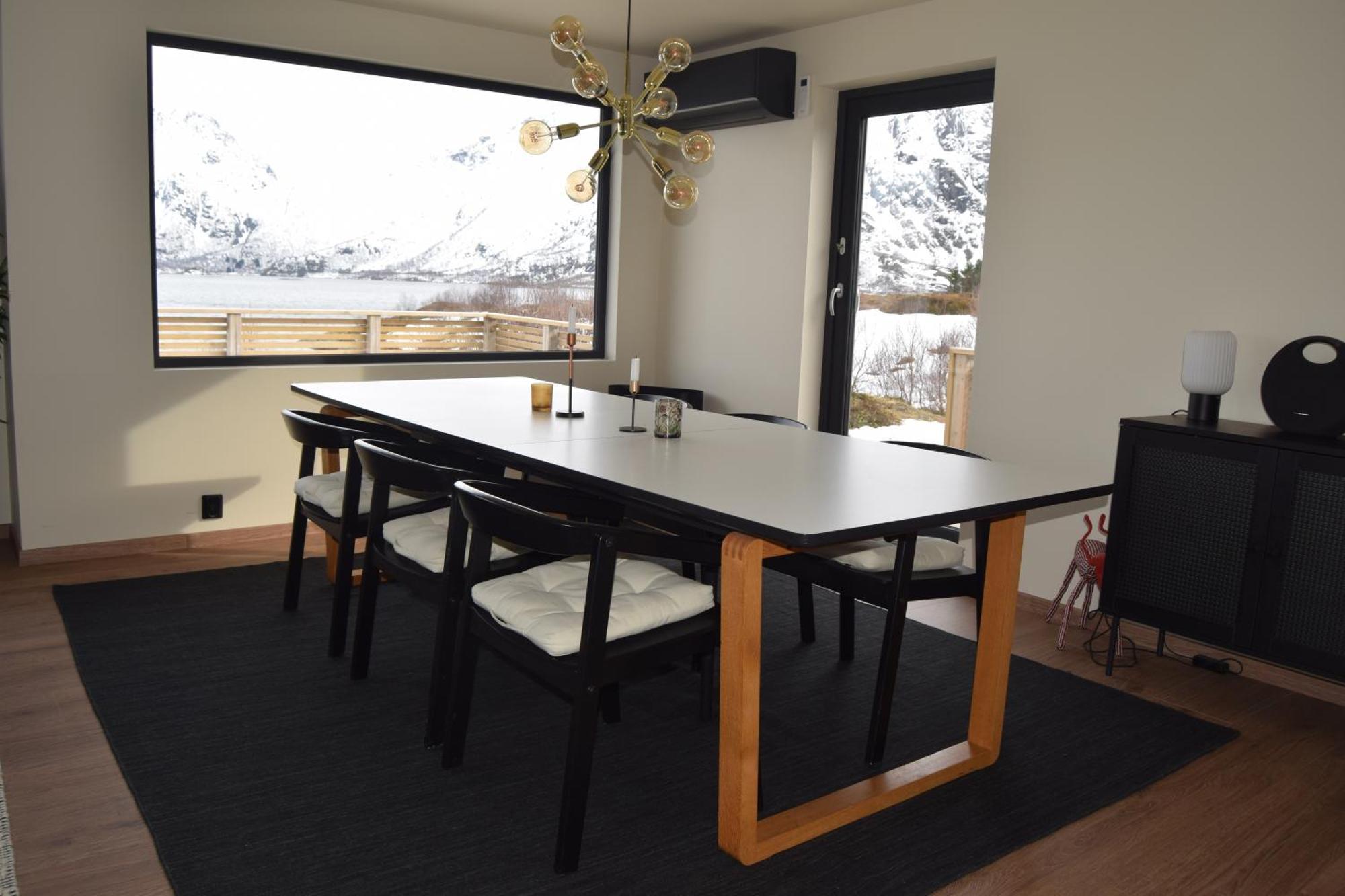 Nydelig Hytte Med Fantastisk Beliggenhet Ved Sjoen Villa Laupstad Bagian luar foto