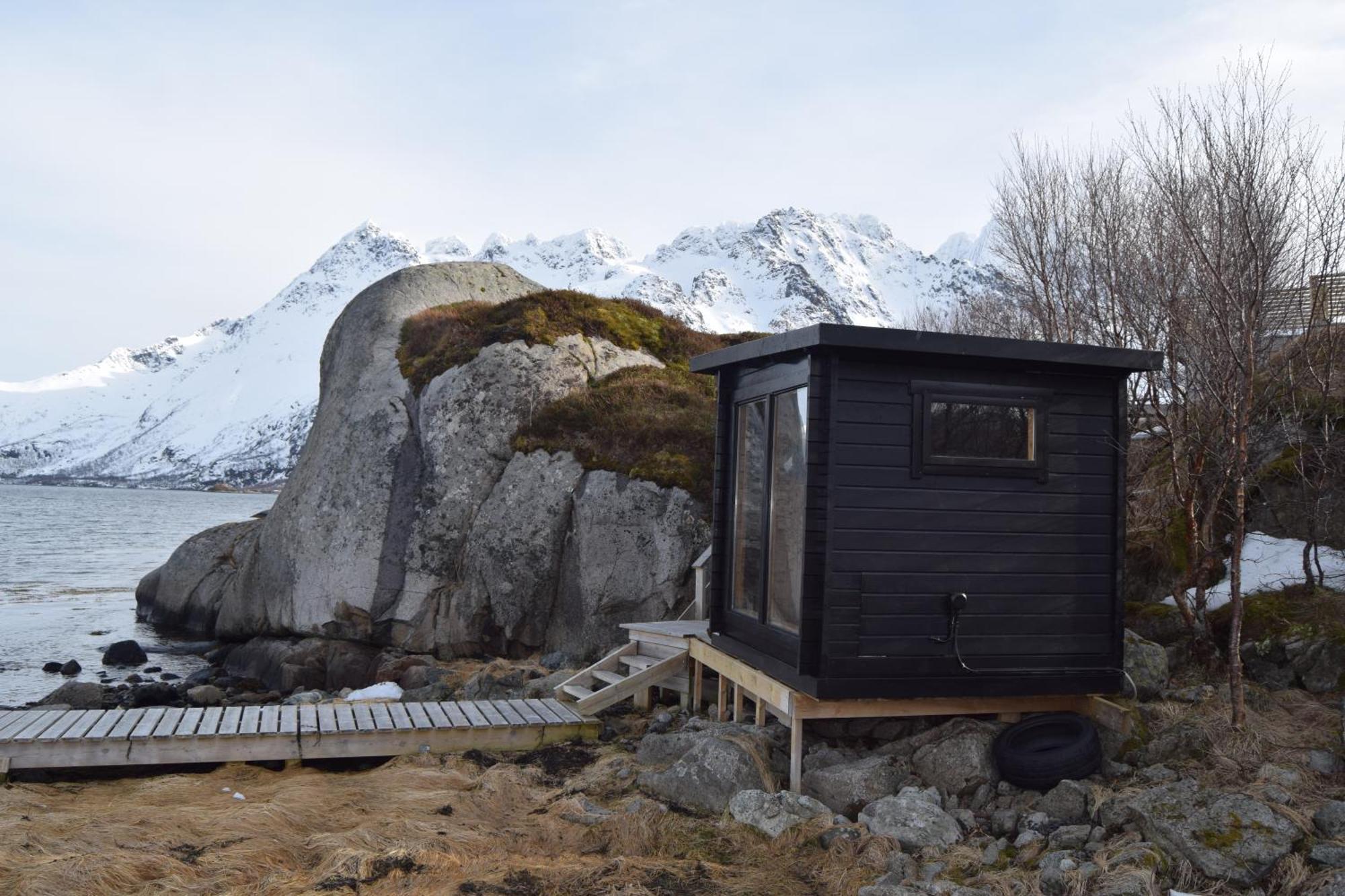 Nydelig Hytte Med Fantastisk Beliggenhet Ved Sjoen Villa Laupstad Bagian luar foto